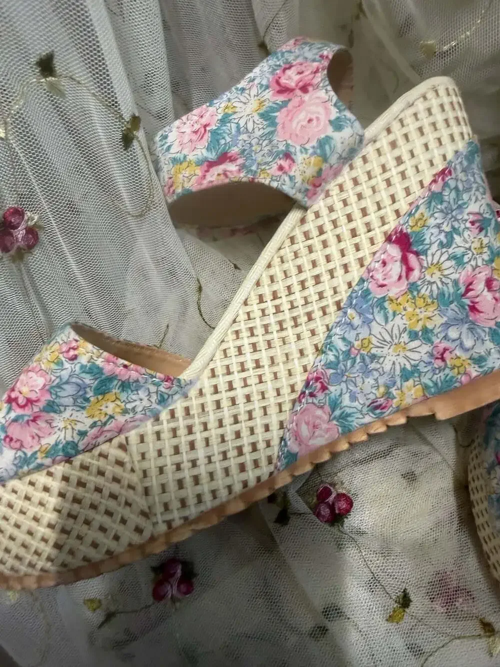 Floral Print Platform Wedge Sandals with Ankle Tie-Up says 40 but fits like a 6